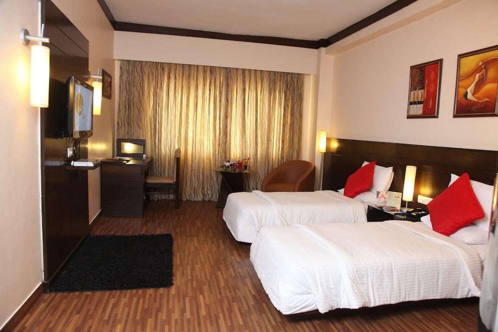Hotel Pal Heights Bhubaneswar Bagian luar foto