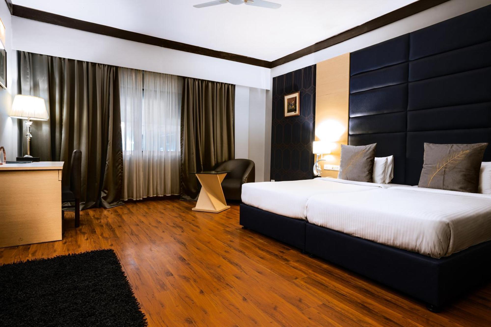 Hotel Pal Heights Bhubaneswar Bagian luar foto