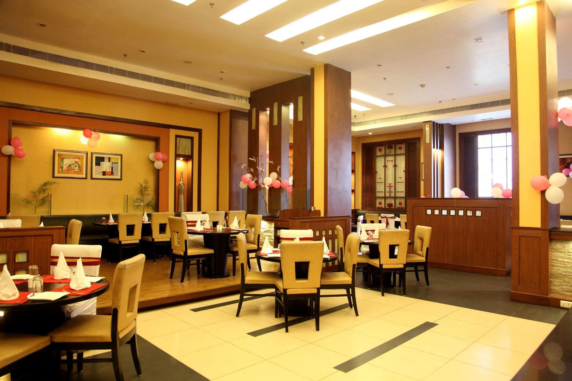 Hotel Pal Heights Bhubaneswar Restoran foto