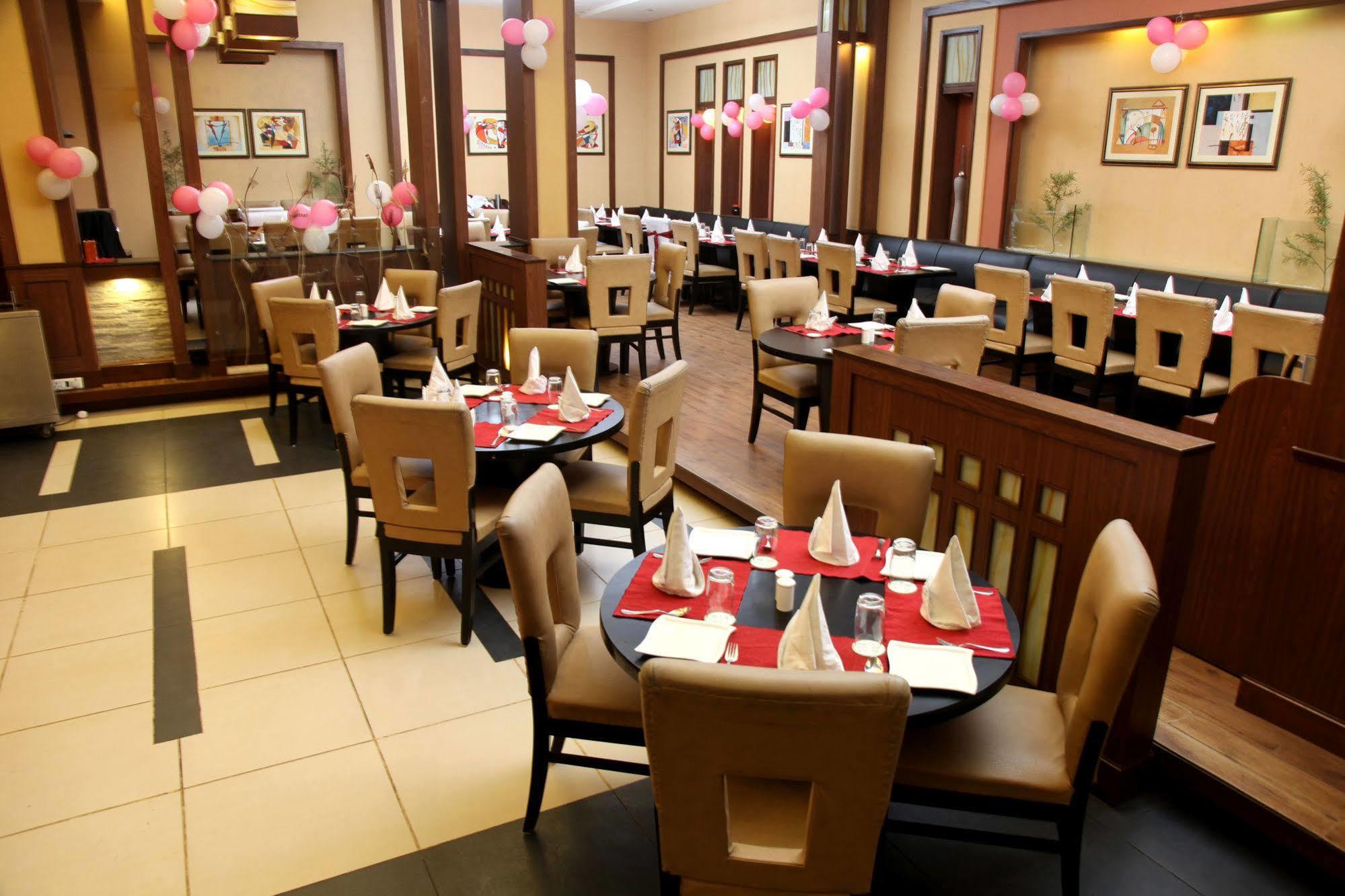Hotel Pal Heights Bhubaneswar Bagian luar foto